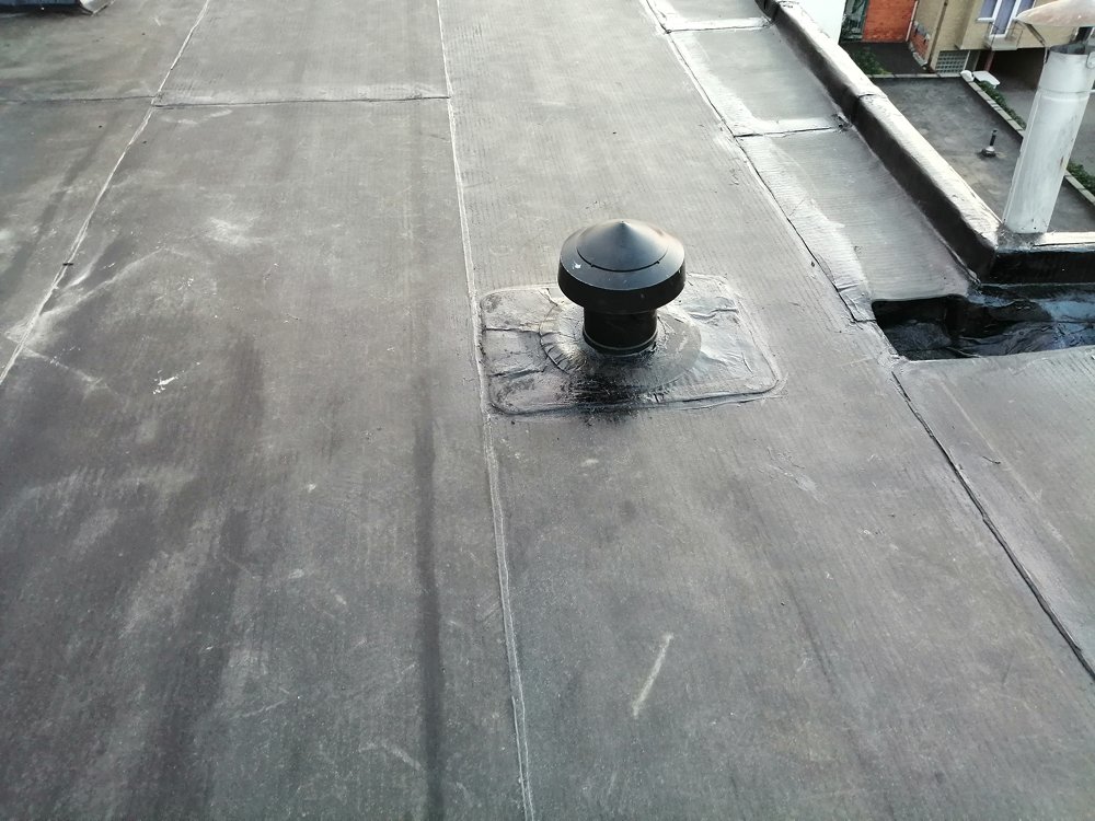 Plaatsen van isolatie en derbigum op plat dak